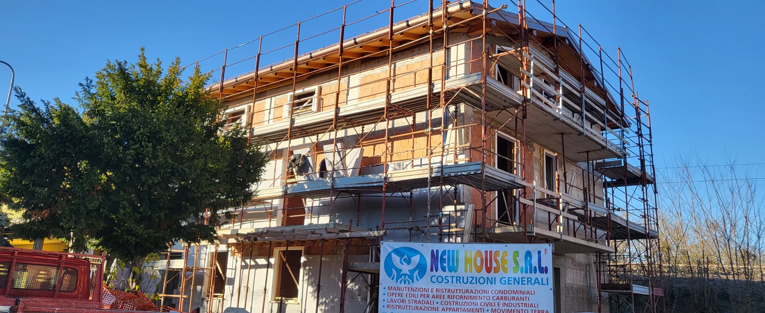 Facciata di condominio prima della riqualificazione energetica con cappotto termico