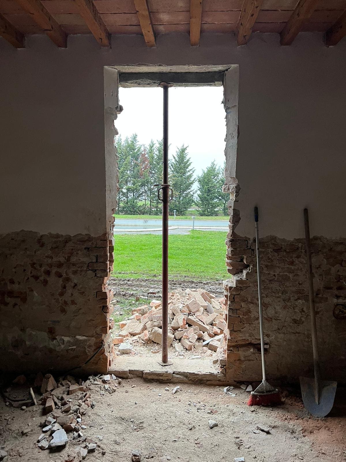 Apertura nella muratura con puntello di sostegno durante lavori edili di New House SRL