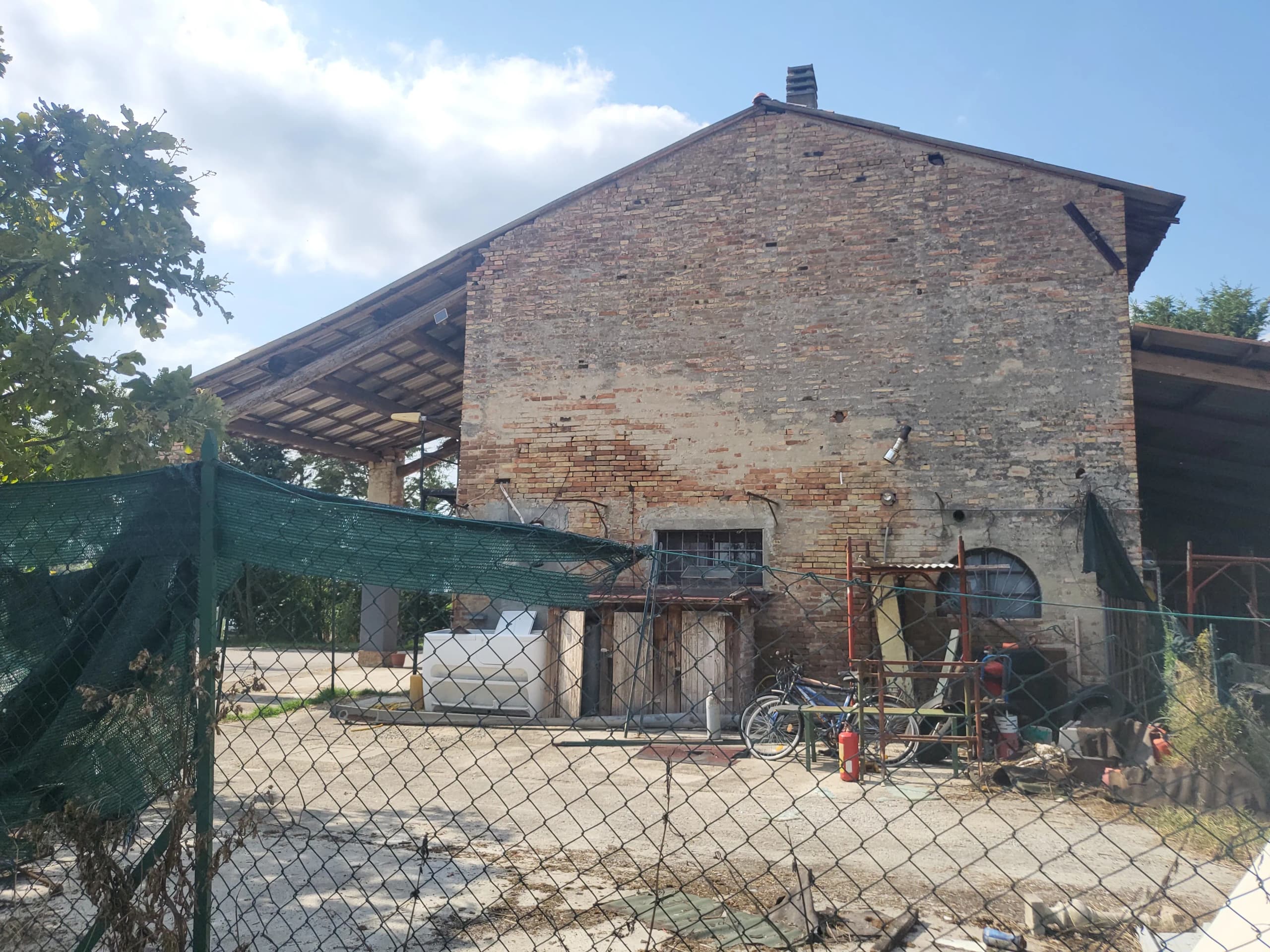 Villa unifamiliare prima dell'intervento di ristrutturazione: facciata e finiture originali