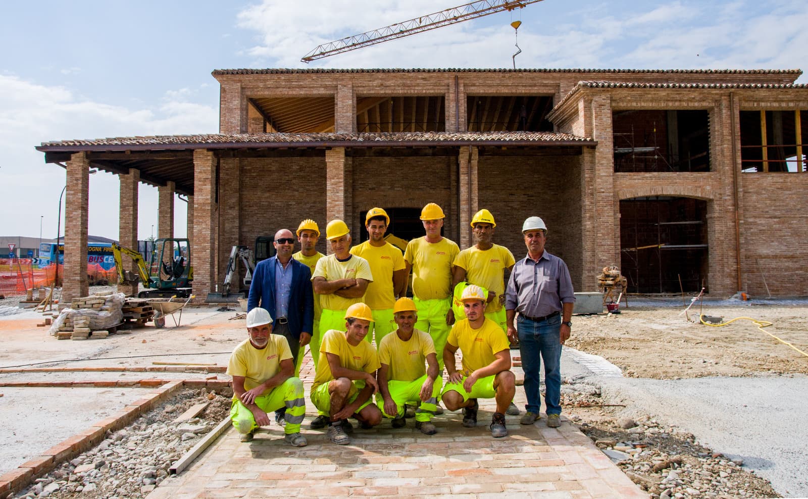 La squadra New House davanti a un cantiere