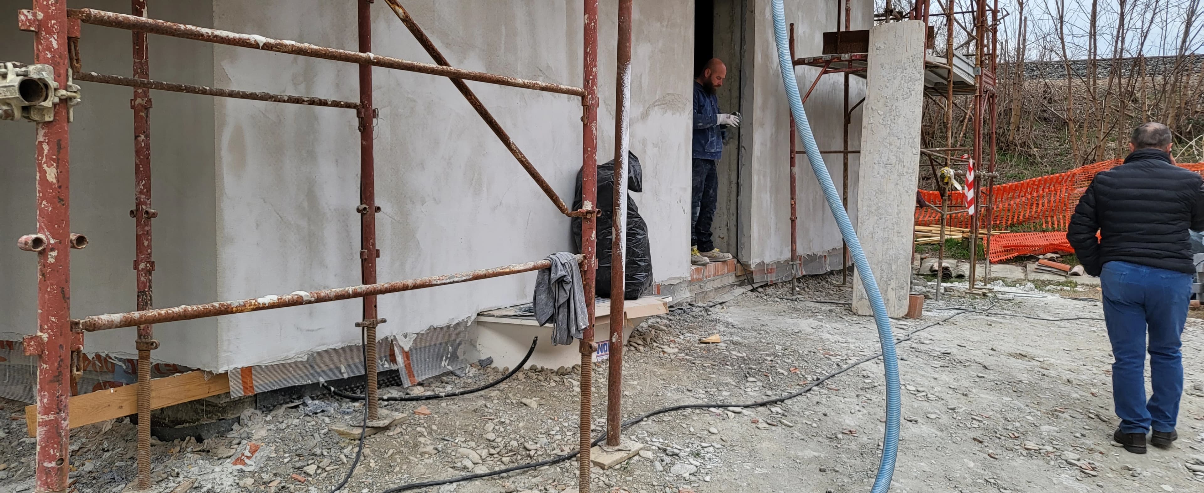 Operatore New House durante una lavorazione esterna